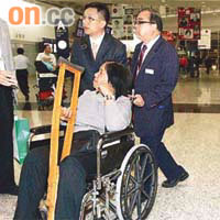 旅行社派職員到機場協助將車禍受傷團友送院。	（歐展鴻攝）