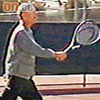 黃美芸曾形容丈夫高錕打網球的身手仍相當敏捷。（無綫電視畫面）