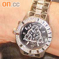 包陪麗戴上Dior Christal鑲鑽手錶。