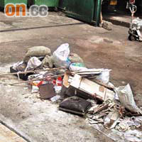 大隴街垃圾收集站門口不時有大量建築廢料堆積，食環署被指視而不見。