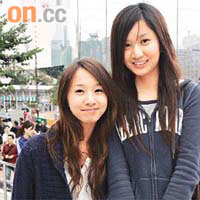 黃小姐（右）：「知道香港隊入咗決賽，於是尋晚（前晚）特登上網撲飛。」