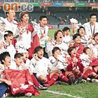 香港足球英雄來個大合照。	（黎永淦攝）