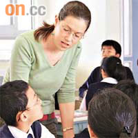 黃大仙區何蔭棠中學的外籍老師教導學生從日常生活中學習英語，學生樂在其中。