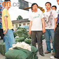 四川汶川大地震後，竟然有人以「黑心棉」用作救援物資，引起公憤。