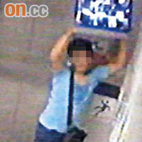 深水埗一幢案發大廈的閉路電視鏡頭，曾攝錄得一名可疑男子。	（資料圖片）