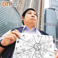 俞志麟手持地圖圈內所示的範圍乃香港地運最高之區域，如心廣場位於其中，而且兩座大廈如前盾後刀，進可攻退可守。	（黃仲民攝）