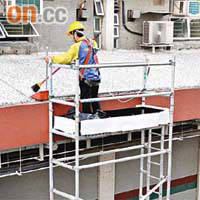 利用工作台打掃簷篷，清潔工人需要爬上爬落。