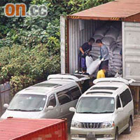 日期：2009年12月21日<br>香港上貨<BR>09:15 兩輛七人車在沙頭角貨場上貨。