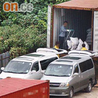 返回香港貨場<BR>09:45 七人車陸續折返貨場再次上貨，此時貨櫃貨物多已卸下。