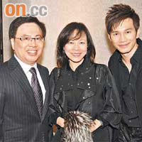 王梓軒（右）做咗歌星之後又拍埋電影，王英偉同太太榮升星爸（左）同星媽（中）。
