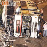 去年十一月將軍澳發生九巴翻側慘劇，事後港府責成巴士公司改善安全措施。	（資料圖片）