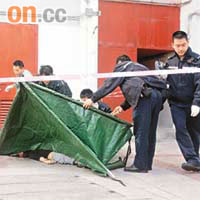警員用帳篷覆蓋跳樓印傭屍體進行調查。（左錦鴻攝）