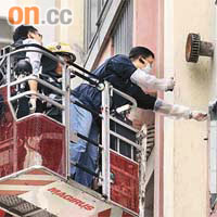 消防架起雲梯協助警員檢查大廈外牆搜證。