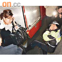 遇襲警員痛極蹲在地上，女司機則只顧打電話。
