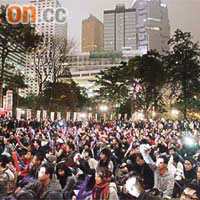 公民黨和社民連晚上在遮打花園舉行集會，逾千人在十時後和平散去。	（蘇文傑攝）