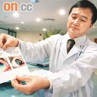 眼科醫生姚曉明展示小邦右眼手術前後照片。