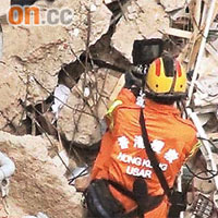 坍塌搜救專隊成員用生命探測器在瓦礫中尋找失蹤者。