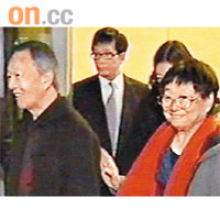 高錕伉儷重臨香江準備留港兩個月。	（有線電視片段）