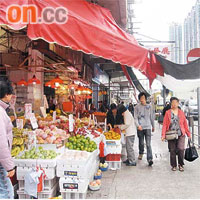 馬頭角道一帶多間生果店均有佔用行人道擺放貨物。