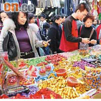 臨近農曆新年，市民辦年貨時可到有信譽的商店購買。