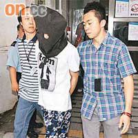 被告鄧杰怡被警方上門拘捕後，被蒙頭帶署助查。	（資料圖片）