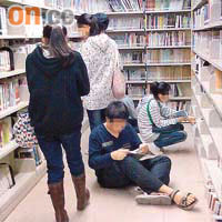 秀茂坪公共圖書館屬「蚊型」設計，面積狹窄且欠缺座位，不少書迷需坐在地上閱讀。