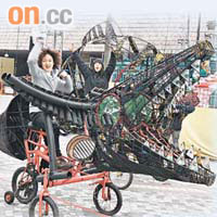 韓國隊伍以舊光碟等回收物料造成花車。	（鍾麗珊攝）