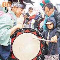 日本表演隊伍教導小朋友打鼓。