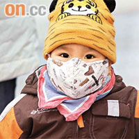 寒冷天氣警告下，小童上街要特別準備充足。	（孫冰玉攝）