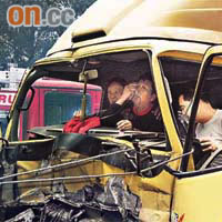 意外中的其中一輛貨車，車上的司機與兩跟車工人受創被困。	（曾紹良攝）
