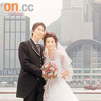 香港維港景色優美，港人結婚都會以此為背景拍下完美一刻，而這也是吸引內地人來港結婚的原因之一。