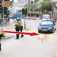 男童由左邊行人路走出馬路，在對面行車線遭私家車撞倒斃命（箭嘴示），路面遺下血漬。	（蔡高華攝）