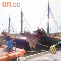 張先生的漁船（右）被拖返汕頭碼頭扣留助查，同業聲援船隻則停泊在旁。