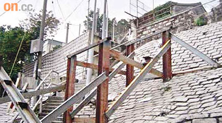 上禾輋村護土牆被搭建鐵梯，居民安全備受威脅。	（讀者提供圖片）