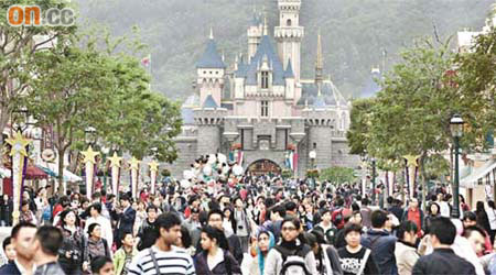 大批市民及旅客昨日到迪士尼樂園遊玩，園內人頭湧湧。	（盧志燊攝）