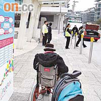 長者摺合輪椅及背囊式便捷嬰兒車不獲登上科學園的接駁巴士。	（讀者提供圖片）