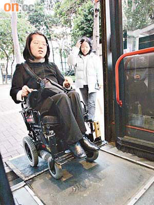 低地台巴士是方便傷殘乘客措施。	（資料圖片）