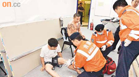 救護員為受傷工人包紮。	（楊偉嶽攝）