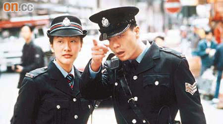 喺戲中扮演過警察嘅王喜（右），原來當年都有過英勇救人嘅事迹。	（資料圖片）