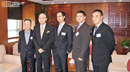 香港貨櫃碼頭商會主席李耀光（左二）及香港物流商會主席羅煌楓（左一）均反對港府拍賣五幅堆櫃用地。