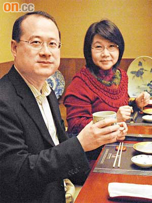蔡冠深（左）約太太去西村撐枱腳，兩人同樣愛食日本菜。	（徐家浩攝）