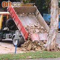 滿載泥頭的貨車在華容路公共停車場非法傾倒泥頭，影響衞生。	（讀者提供圖片）