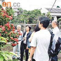 區議員陳樹英（左二）到紫田村了解居民苦況。