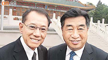 楊受成（左）獲獎，國務院副總理回良玉親自接見。	（楊受成提供圖片）