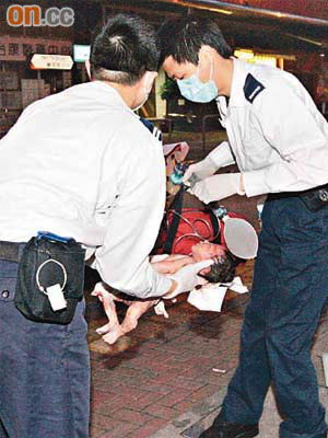 救護員抱起男嬰送院，惟證實不治。（資料圖片）