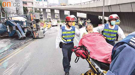 田螺車翻側，被困司機救出，在現場接受治療後毋須送院。	（曾紹良攝）