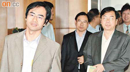 馮偉華（左）昨日聯同約十名普選聯成員與政府高官會面。	（胡耀威攝）