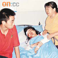 黎雲在深圳的醫院留醫，其丈夫和家姑在旁照顧，憂心忡忡。	（黃少君攝）