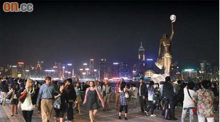 「五一」假期短，或有利香港吸引內地客來港消費。（陳德賢攝）