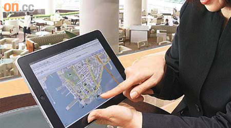 香港洲際酒店率先引入八部iPad，為住客提供各項旅遊資訊。	（陳德賢攝）